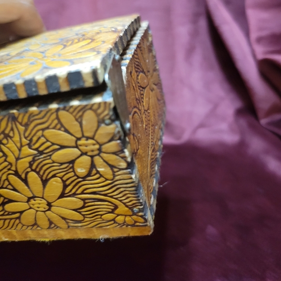 Vintage Pyrography Gloves Box - Wooden Hinged Daisy Flower - Picture 6 of 8